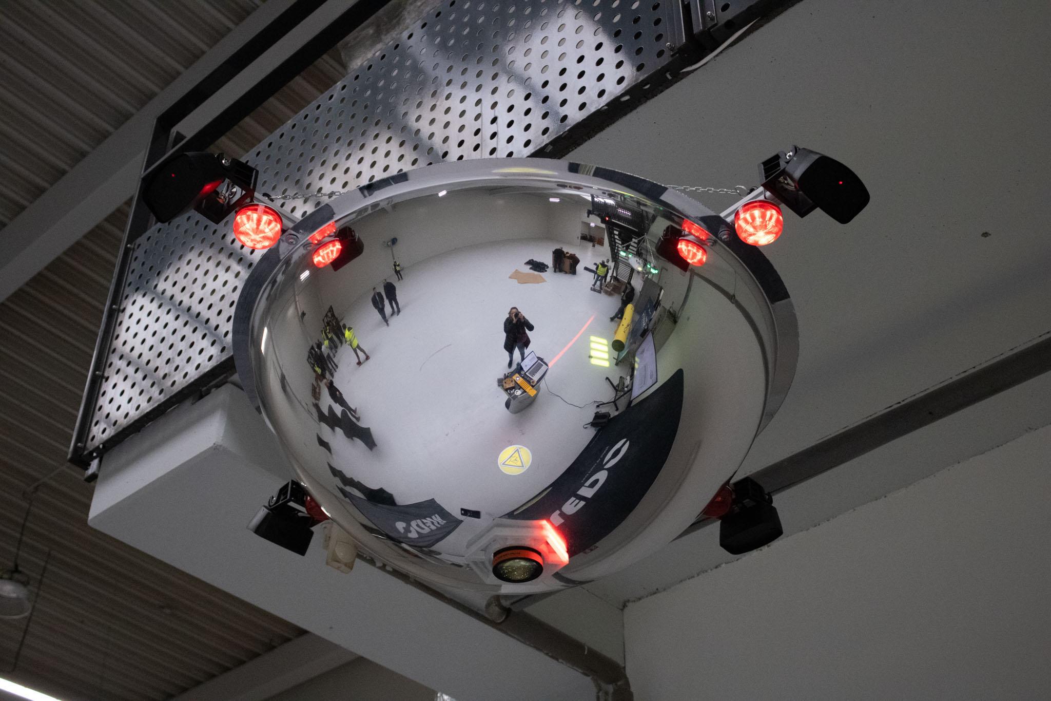 Smart parabolic mirror